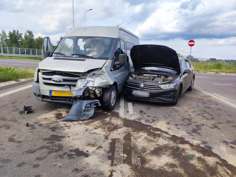 Przyjechali Do Lublina Na Wakacje Rozbili Si Na Rondzie Z Pniakiem