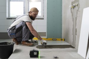 Osoba przycina sekatorem rośliny rosnące w ogrodzie