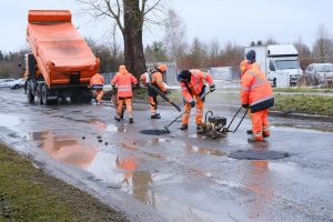 Prace przy usuwaniu wyrw i nierówności w asfalcie. Lublin 2026