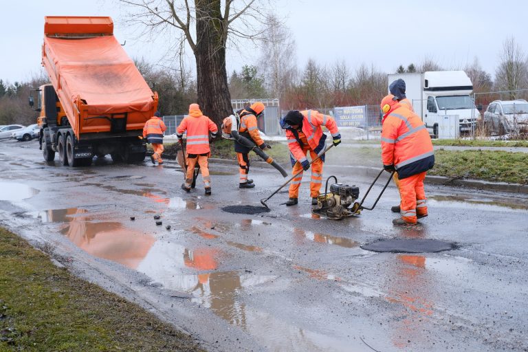 Prace przy usuwaniu wyrw i nierówności w asfalcie. Lublin 2026