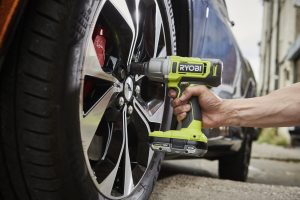 Mężczyzna zmienia opony z uzyciem klucza udarowego RYOBI 800 Nm 18V ONE+