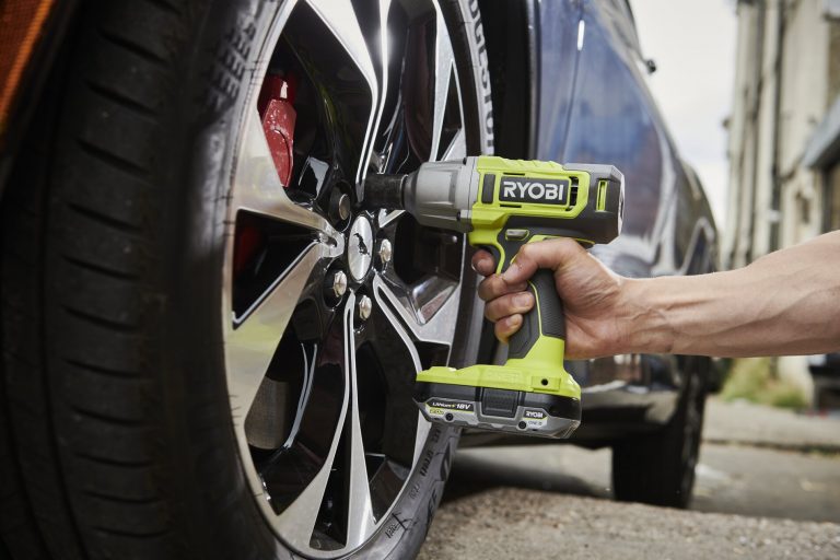 Mężczyzna zmienia opony z uzyciem klucza udarowego RYOBI 800 Nm 18V ONE+